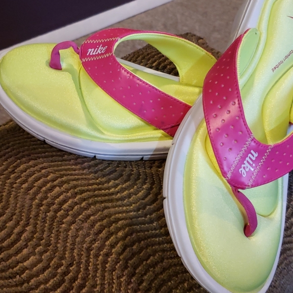 yellow nike flip flops